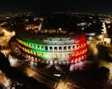 Il Colosseo illuminato di notte con i colori della bandiera italiana, celebra "La Cucina Italiana Patrimonio dell'Umanità", un riconoscimento che il Colosseo, patrimonio dell'UNESCO, merita.