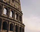 Il Colosseo, con i suoi imponenti archi, fa immaginare quanti posti aveva per accogliere migliaia di spettatori.