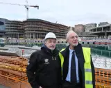 Renzo Piano a Genova, con il sindaco Marco Bucci, osserva il cantiere del waterfront.