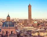 Torri e cupole dominano lo skyline di Bologna, città famosa per la sua architettura medievale e le sue torri iconiche.