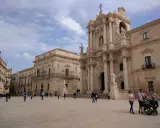 Piazza Duomo a Siracusa, con la cattedrale barocca e il palazzo senatorio. Un luogo perfetto per iniziare a capire come arrivare a Siracusa e godersi la Sicilia.