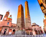 Le Due Torri e la Basilica di San Petronio, icone di Bologna, sono imperdibili per chi cerca cosa visitare Bologna.