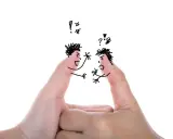 Due dita disegnate come volti litigiosi, un'analogia visiva per un dibattito acceso.