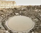 Vista interna del Colosseo, con la sua arena circolare in legno. Immagina quando è stato costruito il Colosseo, un'opera maestosa.