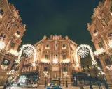 Quattro Canti illuminati da luminarie natalizie, un'atmosfera magica a Palermo a Natale.