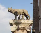 La Lupa Capitolina allatta Romolo e Remo, un'icona della leggenda di Roma per bambini.