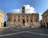 Piazza del Campidoglio con la statua equestre e il Palazzo Senatorio. Le oche del Campidoglio, simbolo di Roma, vegliano sulla piazza.
