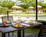 Un pranzo all'aperto con vino e stuzzichini, perfetto per capire cosa si fa a Ferragosto.