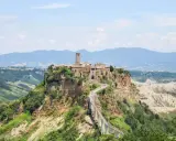 Civita di Bagnoregio, un borgo arroccato su una rupe, perfetto per le gite di 1 giorno da Roma.