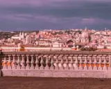 Vista panoramica di Roma con cupole e tetti, ideale per sapere dove vedere il tramonto a Roma.