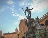 Fontana del Nettuno, simbolo di Bologna. Ideale per chi cerca dove alloggiare a Bologna, vicino a monumenti e portici.