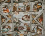 Dettaglio della volta della Cappella Sistina di Michelangelo, con la Creazione di Adamo al centro e profeti e sibille ai lati.