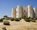 Castel del Monte, un gioiello del patrimonio UNESCO Puglia, domina la collina con la sua architettura ottagonale unica.