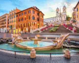 Fontana della Barcaccia e la scalinata di Trinità dei Monti, un luogo iconico di Roma. Curiosità: la fontana fu danneggiata dai soldati francesi nel 1798.