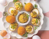 Uova ripiene dorate e croccanti, perfette per scoprire cosa fare a Pasqua. Un'idea sfiziosa e colorata per il tuo menu pasquale.