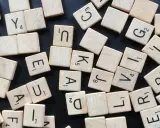Tessere di un gioco di parole sparse, come una zeugma figura retorica che unisce parole e significati diversi.