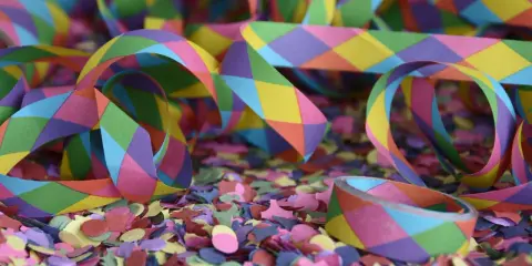 Nastrono colorato e coriandoli, perfetti per quando si festeggia Carnevale con allegria e divertimento.