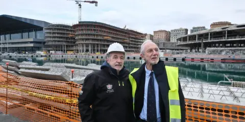 Renzo Piano a Genova, con il sindaco Marco Bucci, osserva il cantiere del waterfront.