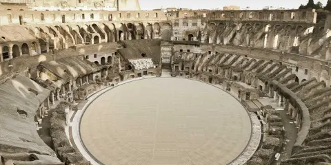 Vista interna del Colosseo, con la sua arena circolare in legno. Immagina quando è stato costruito il Colosseo, un'opera maestosa.