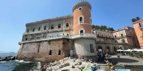 Un perfetto week end a Napoli: Castel dell'Ovo baciato dal sole, gente che prende il sole e si gode il mare.