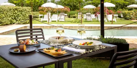 Un pranzo all'aperto con vino e stuzzichini, perfetto per capire cosa si fa a Ferragosto.