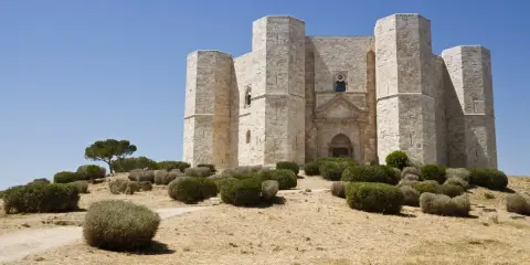 Castel del Monte, un gioiello del patrimonio UNESCO Puglia, domina la collina con la sua architettura ottagonale unica.