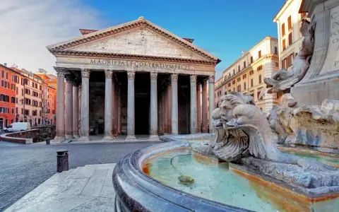 Il Pantheon di Roma, con la scritta "M. AGRIPPA L. F. COS. TERTIUM FECIT", si affaccia su una piazza con una fontana.