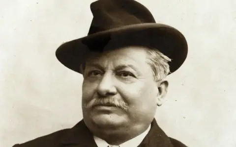 Ritratto di un uomo con cappello, baffi e giacca. Forse l'ultimo sogno di Pascoli.