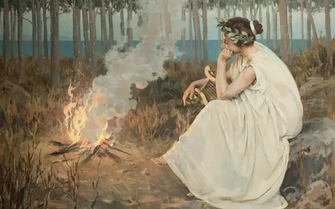 Una donna con corona d'alloro e lira medita accanto a un fuoco, evocando il tema dell'ultimo canto di Saffo parafrasi.