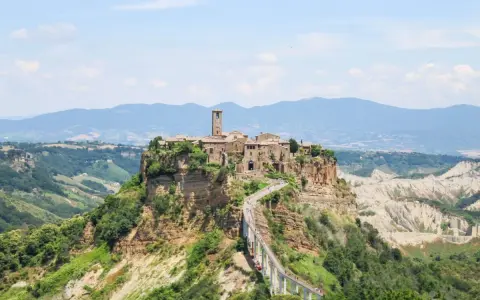 Civita di Bagnoregio, un borgo arroccato su una rupe, perfetto per le gite di 1 giorno da Roma.