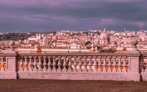 Vista panoramica di Roma con cupole e tetti, ideale per sapere dove vedere il tramonto a Roma.