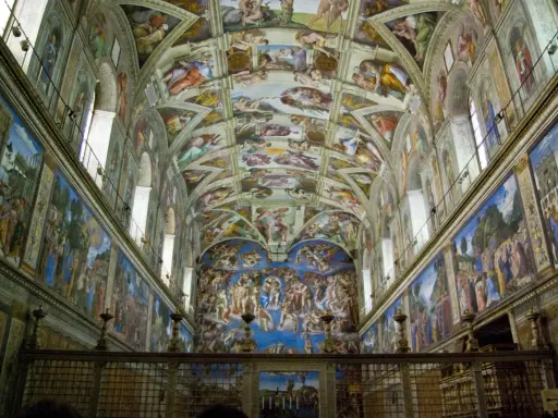 La Cappella Sistina, capolavoro di chi ha dipinto la cappella Sistina, con affreschi mozzafiato sul soffitto e sulle pareti.