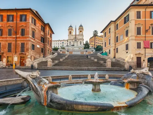 Fontana della Barcaccia e scalinata di Trinità dei Monti, un luogo iconico di Roma. Si chiama Piazza di Spagna per via dell'ambasciata spagnola.
