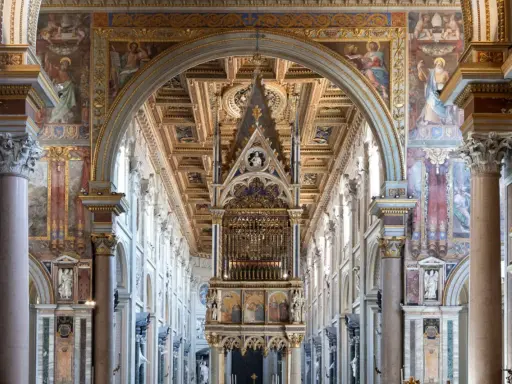 Interno di San Giovanni in Laterano: maestoso baldacchino, affreschi dorati e colonne imponenti creano un'atmosfera sacra.