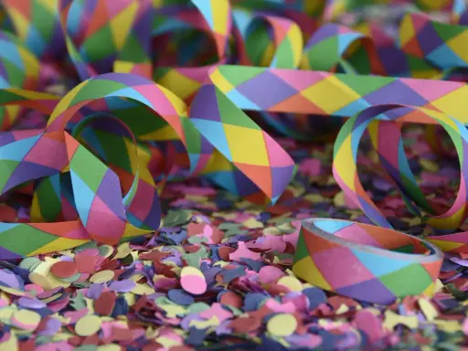 Nastrono colorato e coriandoli, perfetti per quando si festeggia Carnevale con allegria e divertimento.