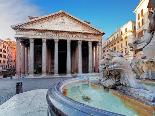 Il Pantheon di Roma, con la scritta "M. AGRIPPA L. F. COS. TERTIUM FECIT", si affaccia su una piazza con una fontana.