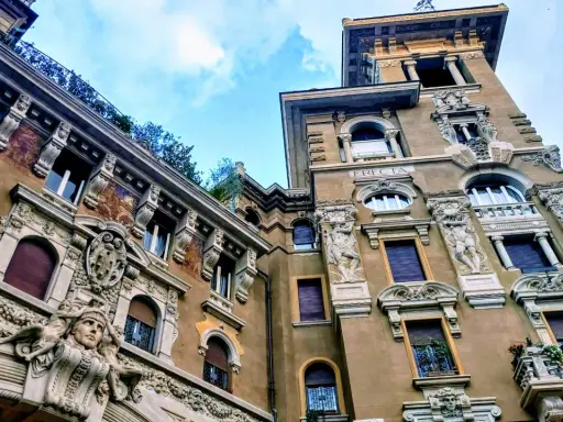 Dettagli architettonici unici nel quartiere Coppedè, con sculture e decorazioni elaborate che adornano gli interni e gli esterni degli edifici.
