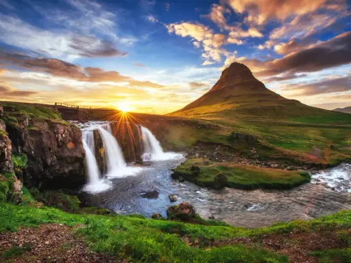 Cascata islandese al tramonto, un dialogo silenzioso tra la natura e l'anima di un islandese.