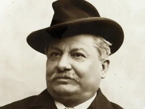 Ritratto di un uomo con cappello, baffi e giacca. Forse l'ultimo sogno di Pascoli.