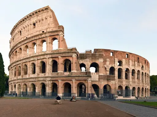 Il Colosseo come era, maestoso anfiteatro romano con le sue arcate imponenti, testimone di epoche passate.