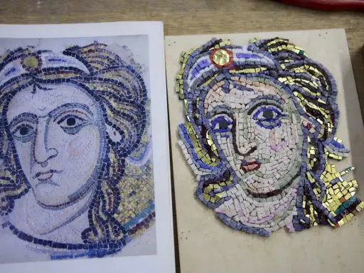 Creazione di un mosaico ispirato ai famosi mosaici romani, con un volto femminile dettagliato e colorato.