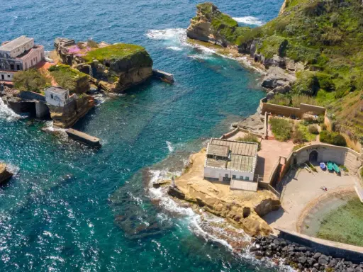 Napoli, mare bello con ville storiche su scogliere rocciose e acque cristalline. Un angolo di paradiso.