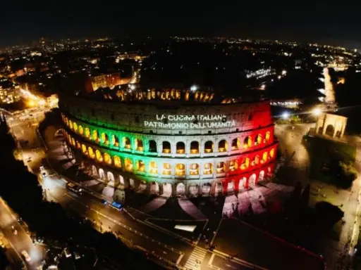 Il Colosseo illuminato di notte con i colori della bandiera italiana, celebra "La Cucina Italiana Patrimonio dell'Umanità", un riconoscimento che il Colosseo, patrimonio dell'UNESCO, merita.