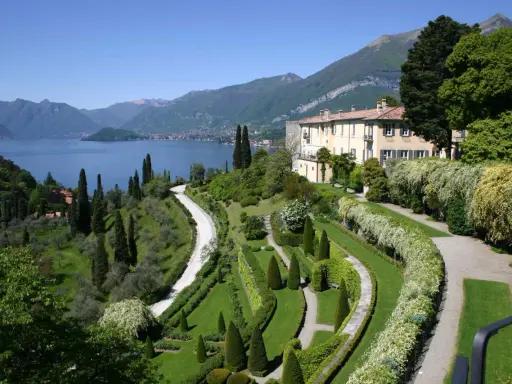 Giardini curati e villa storica affacciata sul lago, un'incantevole vista di cosa vedere a Bellagio.
