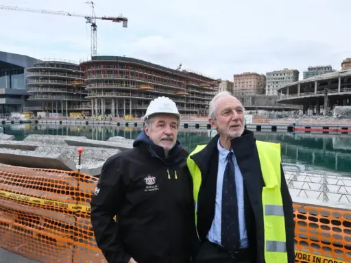 Renzo Piano a Genova, con il sindaco Marco Bucci, osserva il cantiere del waterfront.