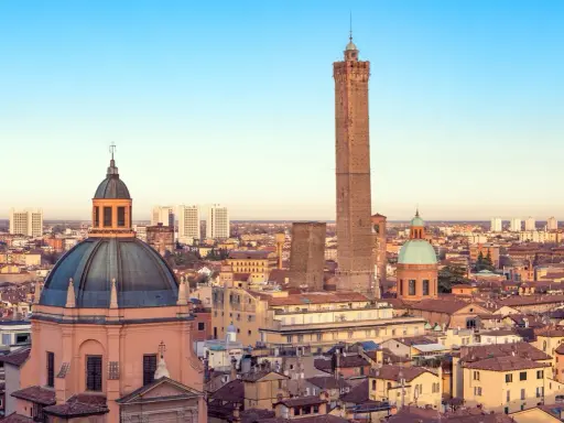 Torri e cupole dominano lo skyline di Bologna, città famosa per la sua architettura medievale e le sue torri iconiche.