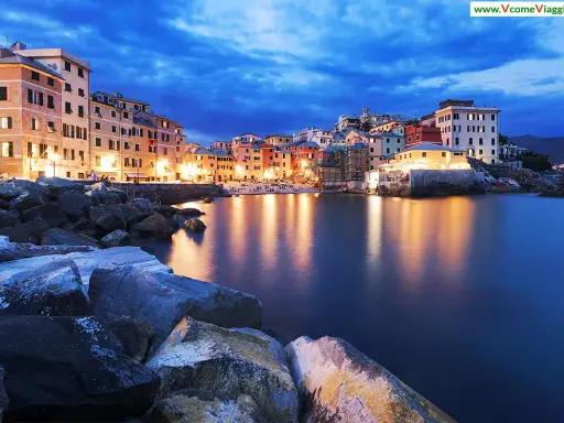 Case colorate illuminate sul mare calmo, la **riviera ligure di levante** incanta al crepuscolo.