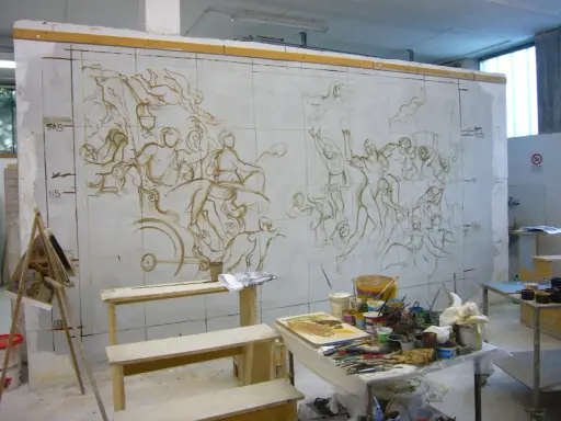 Bozzetto del "Trionfo di Bacco e Arianna" su un muro, con schizzi di figure e strumenti da pittura sparsi.