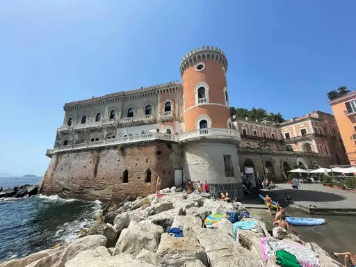Un perfetto week end a Napoli: Castel dell'Ovo baciato dal sole, gente che prende il sole e si gode il mare.