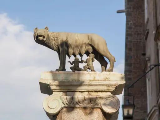 La Lupa Capitolina allatta Romolo e Remo, un'icona della leggenda di Roma per bambini.